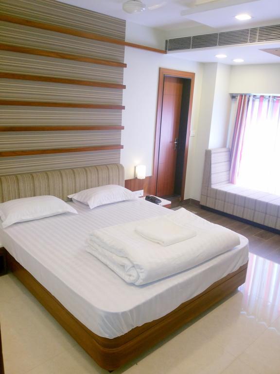 Hotel Sangat Plaza Бопал Екстериор снимка
