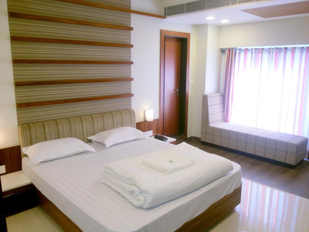 Hotel Sangat Plaza Бопал Екстериор снимка