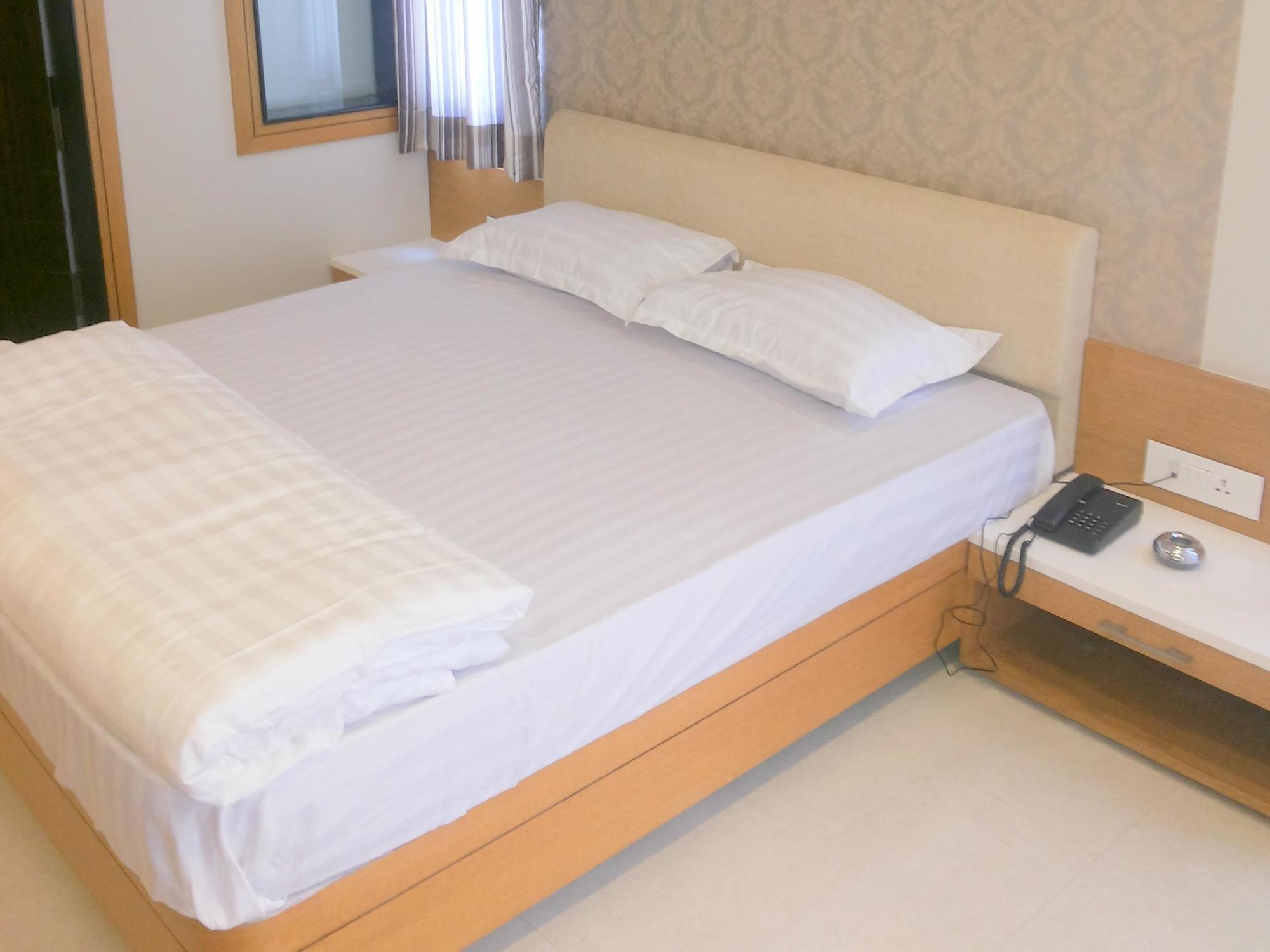 Hotel Sangat Plaza Бопал Екстериор снимка