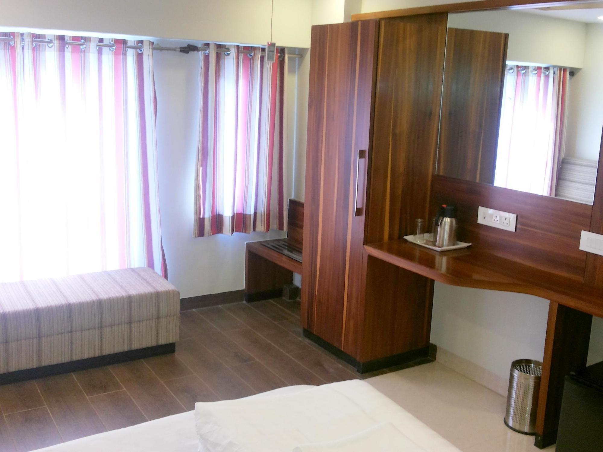 Hotel Sangat Plaza Бопал Екстериор снимка